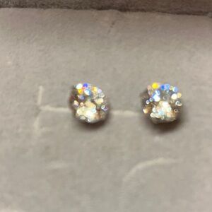 Gorgeous MOISSANITE STUD EARRINGS NEVER WORN! I ct.